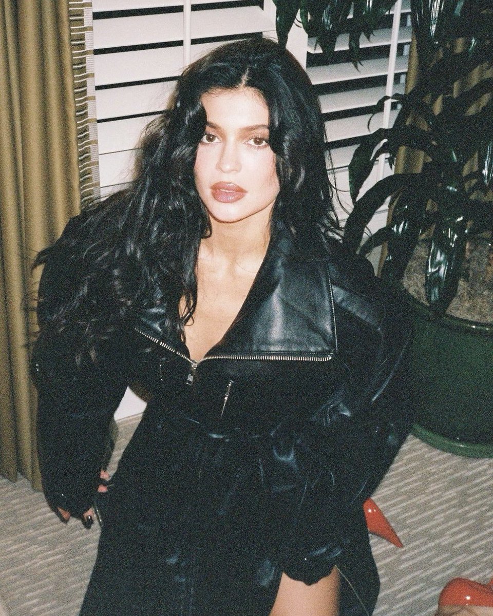KylieJenner's tweet photo. ahhhh it’s almost that time 🥹🥹🥹 Khy launches TODAY at 9am pst on https://t.co/OrxInHV4B5 !!!!!!!!!!! https://t.co/ZmxotMa01H