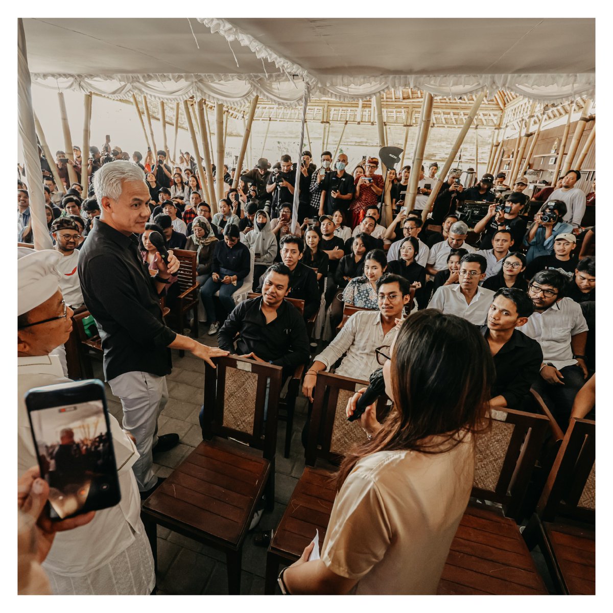 Sharing session dg pemuda-pemuda keren Bali. Obrolan santai di pinggir pantai.