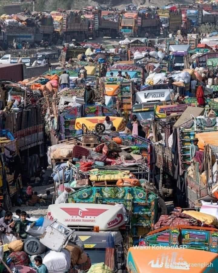 It is raining in Peshawar.  Migrants are leaving while queues on the #Torkham line.  This queues has been lined up for a few days, isn't it cruel?
International media is speaking.  Pakistani media is a silent spectator. STOP HUMALITING! 
#AfghanRefugees