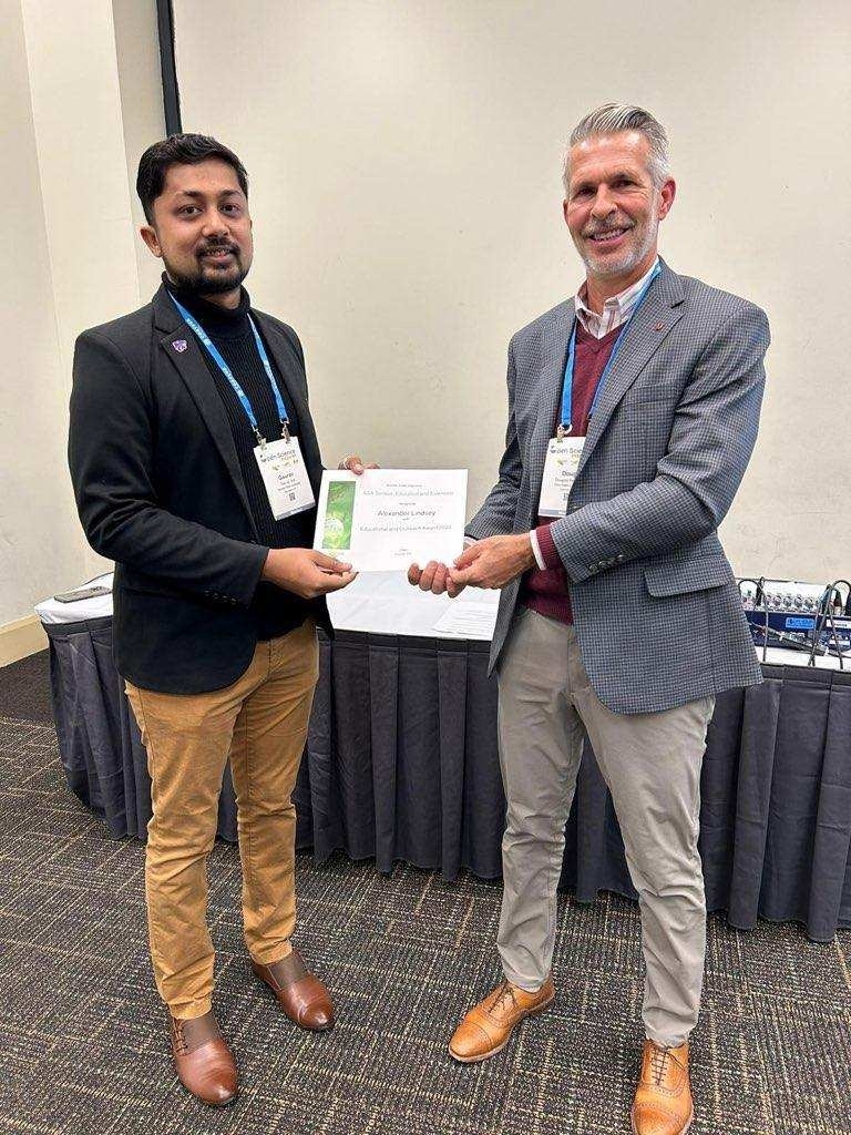 Our calculator comparing wheat + soy cropping systems won an ASA Extension Award as a digital decision aid (stepupsoy.osu.edu/wheat-producti…). Funded by <a href="/OhioCornWheat/">Ohio Corn & Wheat</a> Authors <a href="/cropstressOSU/">Alex Lindsey</a> <a href="/gregmcglinch/">Greg McGlinch</a> &amp; Eric Richer. Thanks to <a href="/Doug_Karcher/">Doug Karcher</a> for representing the team! <a href="/OSU_HortCropSci/">Ohio State Horticulture and Crop Science</a>