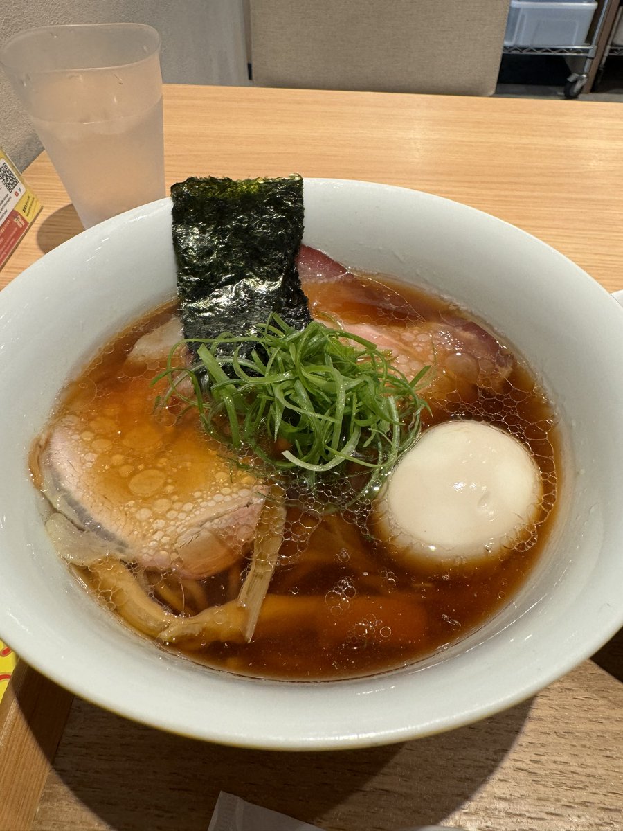 WCCF1213's tweet photo. ラーメンウォーカーキッチンにてうずとかみなりの最終日に来ました。初来店(o^^o)味玉醤油RAMENをいただきました(^^)めちゃくちゃ美味い(//∇//)大西店主の弟さんの店蔦にはよく行ってましたが、どこか蔦も感じる一杯に感激しました(^o^)次回は藤沢で食べたい。#うずとかみなり https://t.co/1L9vHnd7aI
