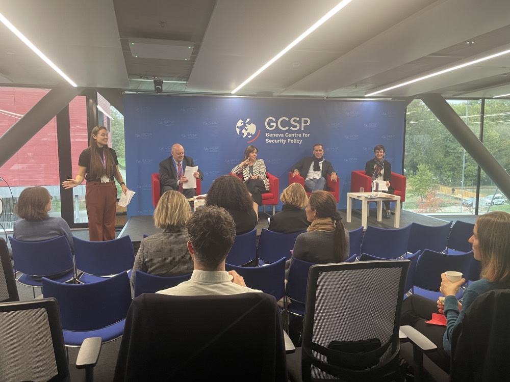 PrinciplesPeace's tweet photo. 🚨 Join us for a practitioner dialogue happening now! 🗣️ We're exploring #accountablesecurity in the face of the climate crisis and its impact on #peacebuilding w/experts from around the world. 

@GenevaPeaceWeek @DCAF_Geneva

#ActionLibrary #CaseStudies #GlobaltoLocal https://t.co/2DZEToboqZ