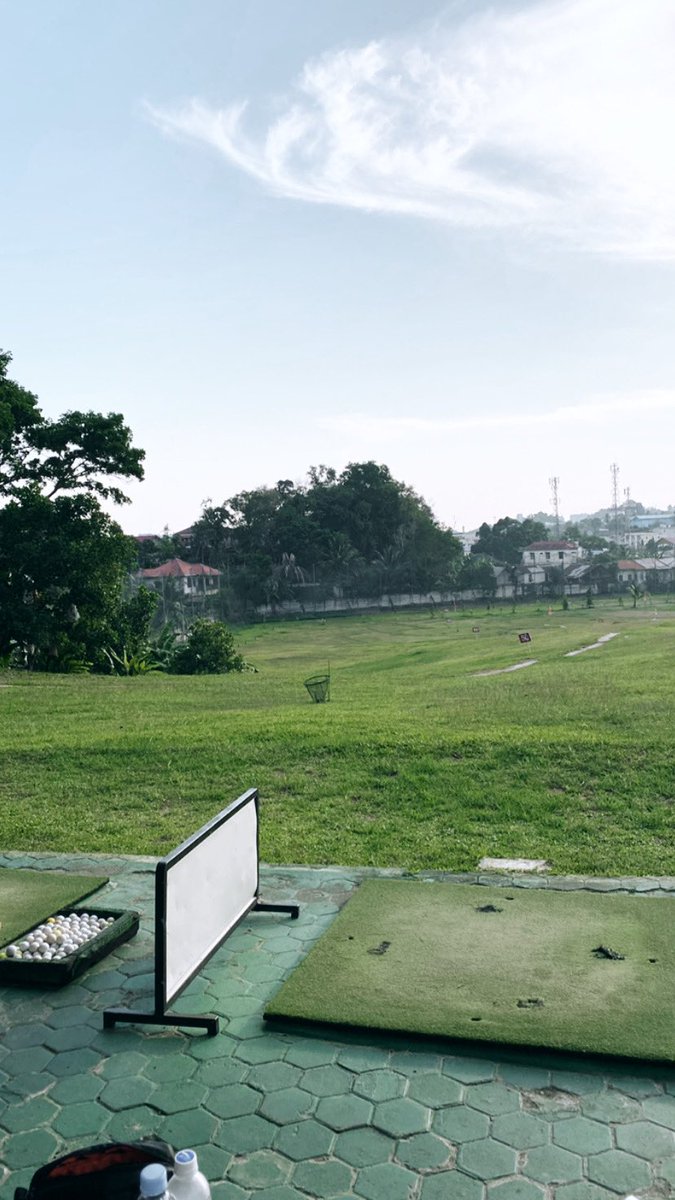 sumaliii's tweet image. Nyore di balikpapan jooyyyy🏌️‍♂️🏌️‍♂️🏌️‍♂️
Murah banget disini 100 bola cmn 50k gaada tambahan caddy atau cuci bola. Minus nya nyari t nya doang susah awowkwok