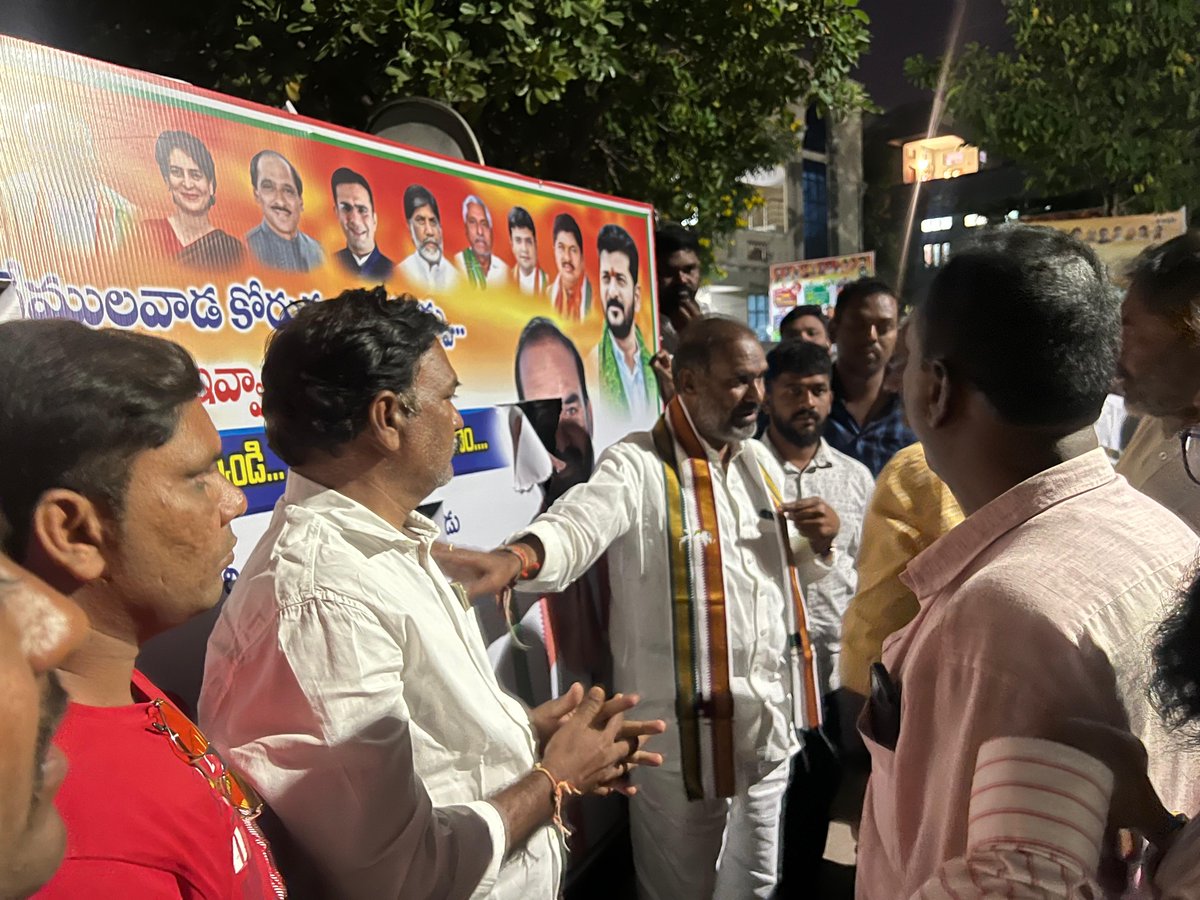 JaiAadiSrinivas's tweet photo. ఓటమి భయంతో బిఆర్ఎస్ పార్టీ దౌర్జన్యాలు...!! 

వేములవాడ అర్బన్ మండలంలోని నంది కమాన్ శివారు ప్రాంతంలోని ప్రధాన రహదారి వద్ద వేములవాడ కాంగ్రెస్ పార్టీ ఎమ్మెల్యే అభ్యర్థి @AadiSrinivasINC గారి ప్రచార రథాన్ని ధ్వంసం చేశారు... 

 మితిమీరుతున్న ఈ గుండాల అరాచకం...!

#BRSGoons 
#ByeByeKCR https://t.co/OrsI0F92NU