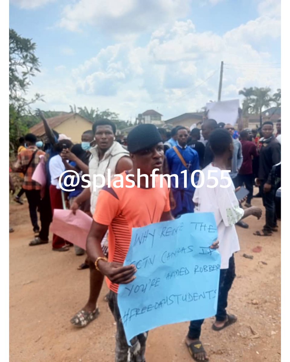 SplashFM1055's tweet photo. HAPPENING NOW: Students storm EFCC office Ibadan to protest over what they described as unlawful arrest of their colleagues at OAU Ife around 2am. Demand for unconditional release of their students.
#efcc
#oauprotest
#ileife
#splashfm1055 https://t.co/KplXrqqpTX