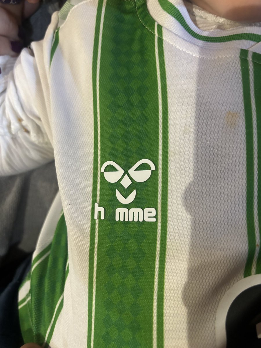 Camiseta de mi niño, tres meses y ya le faltan letras, el pobre harto de llorar, las calidades son pésimas, no hay derechos a pagar 90€ x una ropa de niño y tener que aguantar a tu hijo llorando pq se le ha roto su camiseta. <a href="/RealBetis/">Real Betis Balompié 🌴💚</a> <a href="/ozgurunay/">Ozgur Unay Unay</a> <a href="/TinteroVB/">ᴛɪɴᴛᴇʀᴏ ᴠᴇʀᴅɪʙʟᴀɴᴄᴏ</a> <a href="/BetisFans__/">Fanáticos del Betis</a> #betis