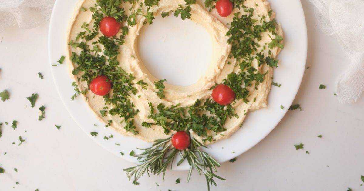 Vegan Holiday Hummus Wreath Appetizer Recipe mamalikestocook.com/hummus-wreath-…