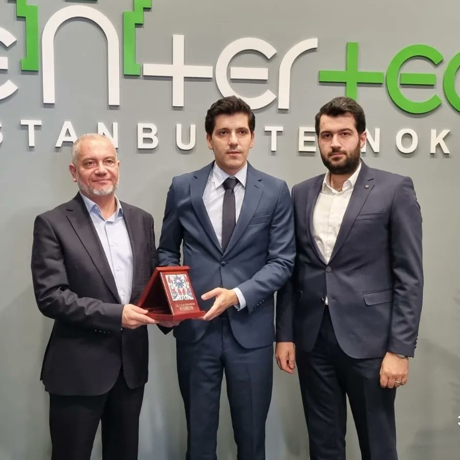 ZAİM TEKNOPARK’tan ENTERTECH İSTANBUL TEKNOKENT’e ziyaret.
Zaim Teknopark İdari İşler Müdürü Engin Özkan ve ekibi İSTANBUL TEKNOKENT Genel Müdürü Muhammed Kasapoğlu'nu ziyaret ettiler.
Kıymetli misafirperverlikleri için teşekkürlerimizi sunarız. Birlikteliğimizin devamı dileğiyle