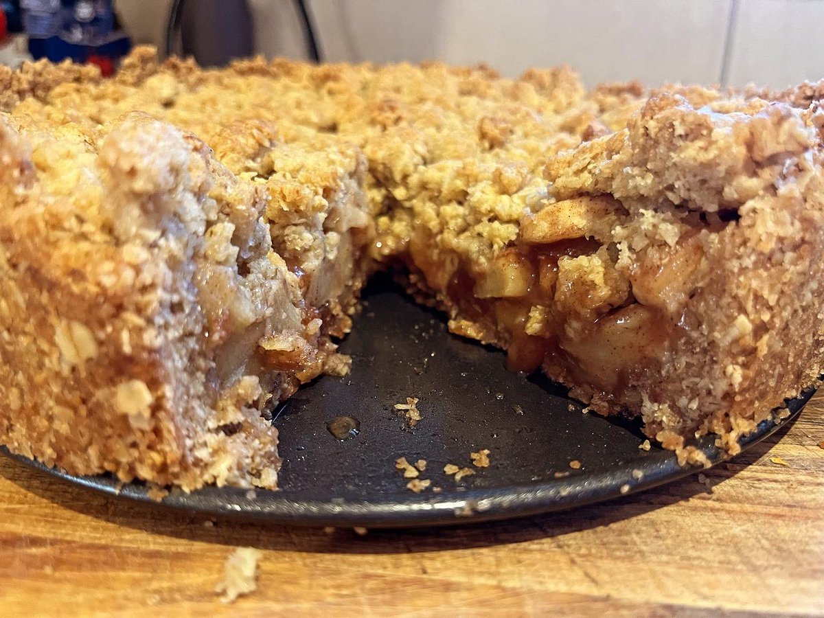 chunky_delights's tweet photo. Apple Crumble Pie 🥧

A yummy apple pie made with oat crumble base.

#applepie #oatcrumble #pie #applelovers #pastrychef #baking #smallbusiness #startupbusiness https://t.co/WG4Pb1Dxzr