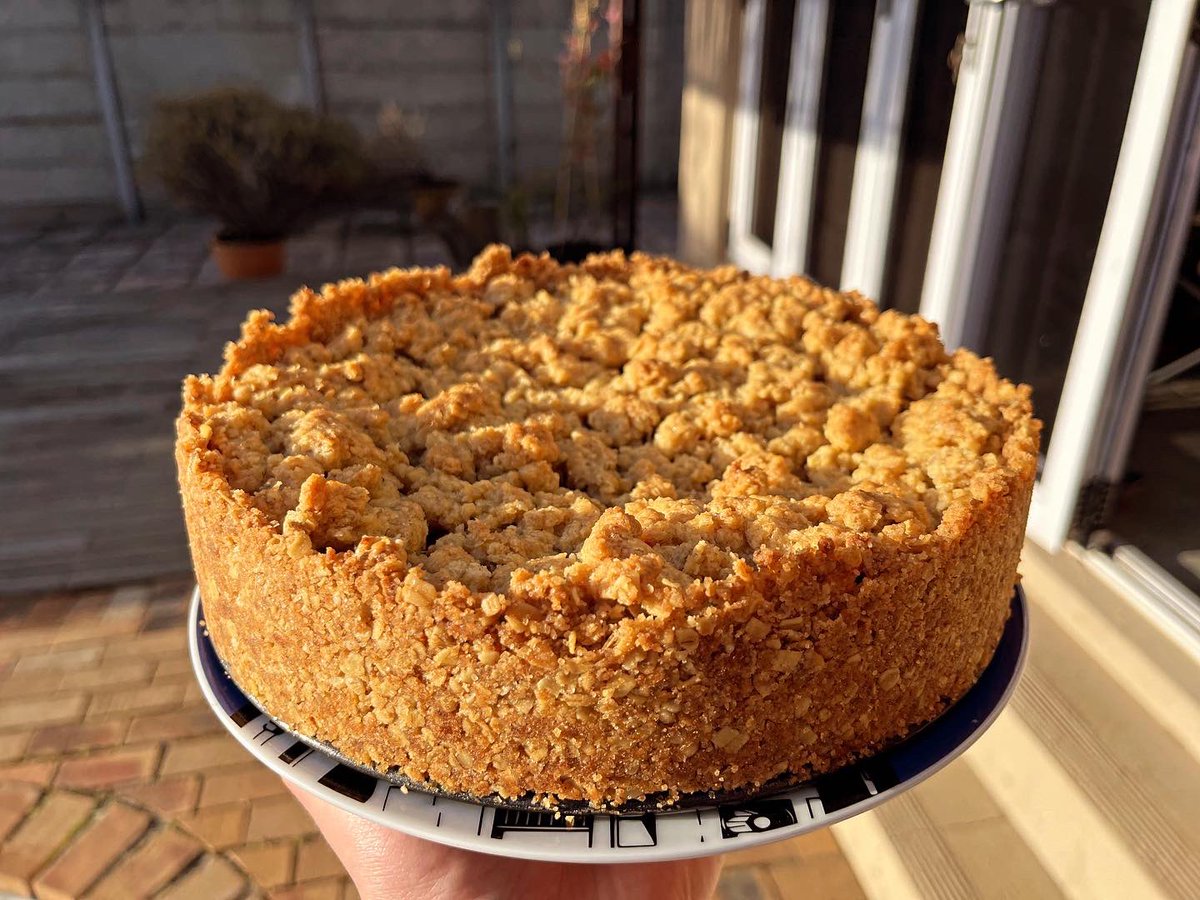 chunky_delights's tweet photo. Apple Crumble Pie 🥧

A yummy apple pie made with oat crumble base.

#applepie #oatcrumble #pie #applelovers #pastrychef #baking #smallbusiness #startupbusiness https://t.co/WG4Pb1Dxzr