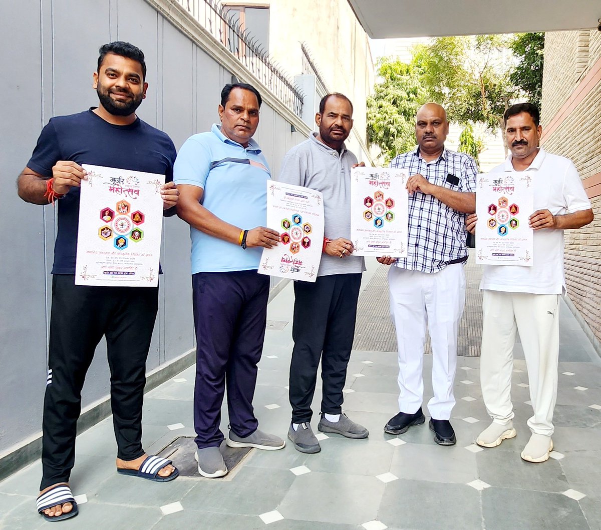 आगमी 23,24 और 25 दिसंबर को सूरजकुंड  फरीदाबाद हरियाणा मैं होने जा रहा गुर्जर महोत्सव कमेटी के सम्मानित सदस्यो ने लोकप्रिय सांसद श्री <a href="/rameshbidhuri/">Ramesh Bidhuri</a> जी से एडवोकेट दिवाकर बिधूडी जी, रामकुमार जी व सुरेश बिधूडी जी ने मुलाकात की !
#gurjarmahotsav 
 #गुर्जर_महोत्सव
#गुर्जर_महोत्सव_2023