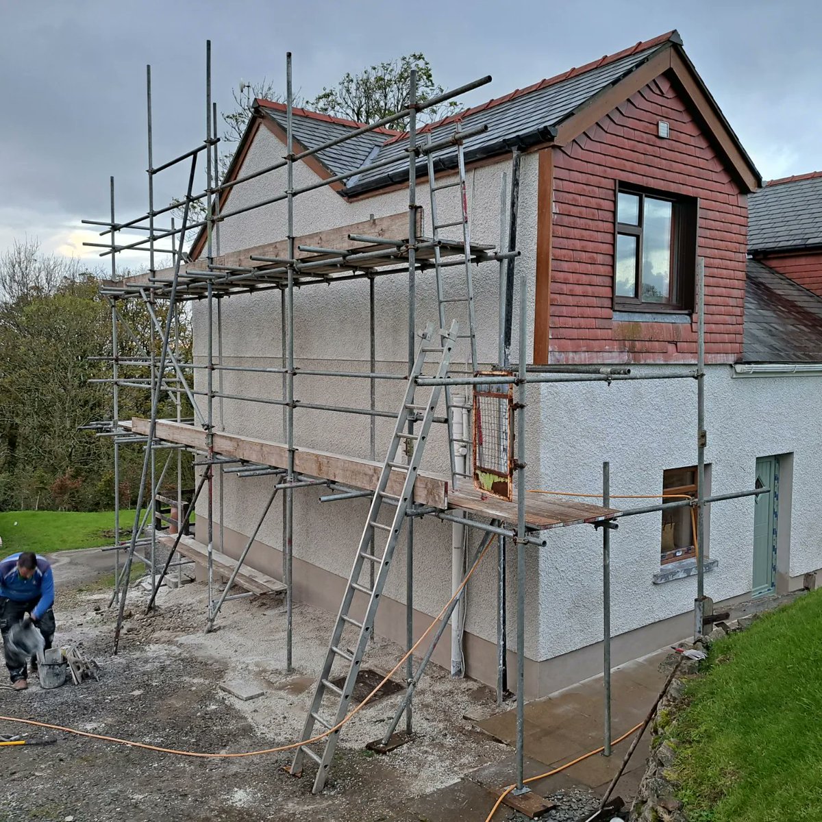 ADWPlastering's tweet photo. Project complete 
Hack off ✅️ 
Repair structural cracks ✅️
Re-render roughcast finish ✅️
#adwplastering #rendering #plastering #carmarthenshire #swansea #construction https://t.co/ZhOOTdLPPa