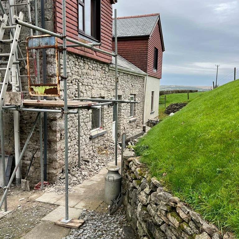 ADWPlastering's tweet photo. Project complete 
Hack off ✅️ 
Repair structural cracks ✅️
Re-render roughcast finish ✅️
#adwplastering #rendering #plastering #carmarthenshire #swansea #construction https://t.co/ZhOOTdLPPa