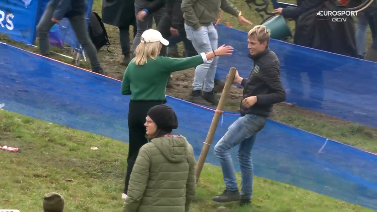 Cyclocrosss's tweet photo. A proper cyclocross love story https://t.co/xdmHEg66SZ