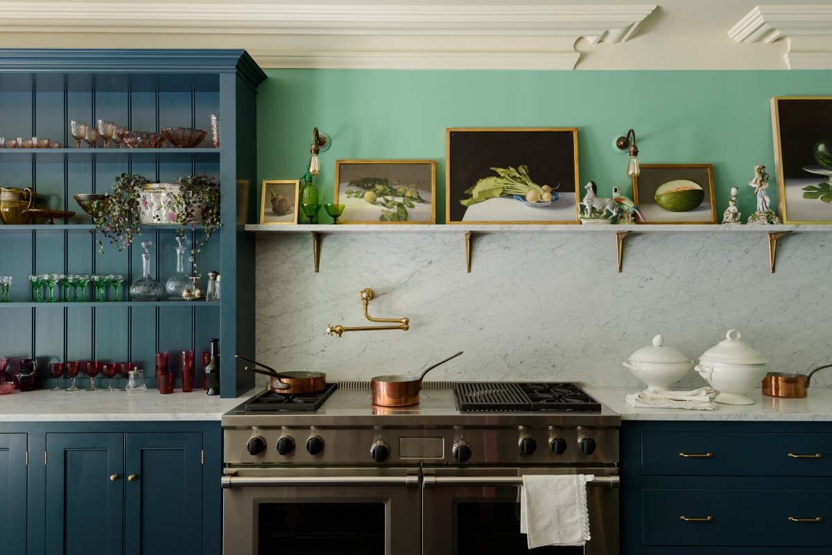deVOLKitchens's tweet photo. #KitchenTour: The fresh and vibrant colours of our Classic showroom are designed to lift your spirits and show you that beautiful, traditional handcrafted furniture can be fun and classic, timeless and elegant, all at the same time. https://t.co/pwqMYYfM0J #ColourfulKitchen https://t.co/S0fZloNnmX