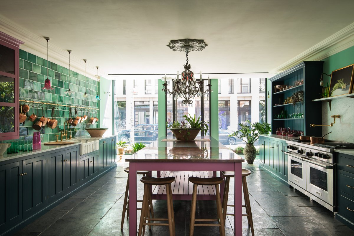 deVOLKitchens's tweet photo. #KitchenTour: The fresh and vibrant colours of our Classic showroom are designed to lift your spirits and show you that beautiful, traditional handcrafted furniture can be fun and classic, timeless and elegant, all at the same time. https://t.co/pwqMYYfM0J #ColourfulKitchen https://t.co/S0fZloNnmX