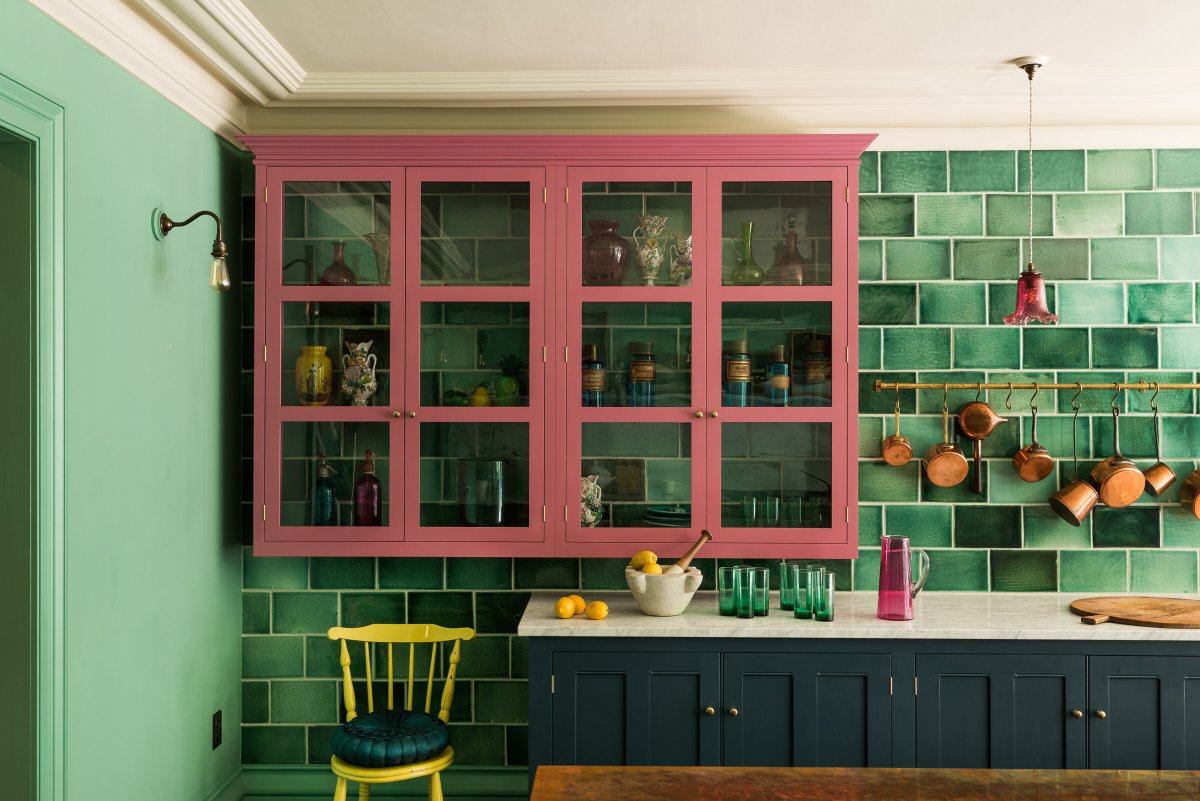 deVOLKitchens's tweet photo. #KitchenTour: The fresh and vibrant colours of our Classic showroom are designed to lift your spirits and show you that beautiful, traditional handcrafted furniture can be fun and classic, timeless and elegant, all at the same time. https://t.co/pwqMYYfM0J #ColourfulKitchen https://t.co/S0fZloNnmX