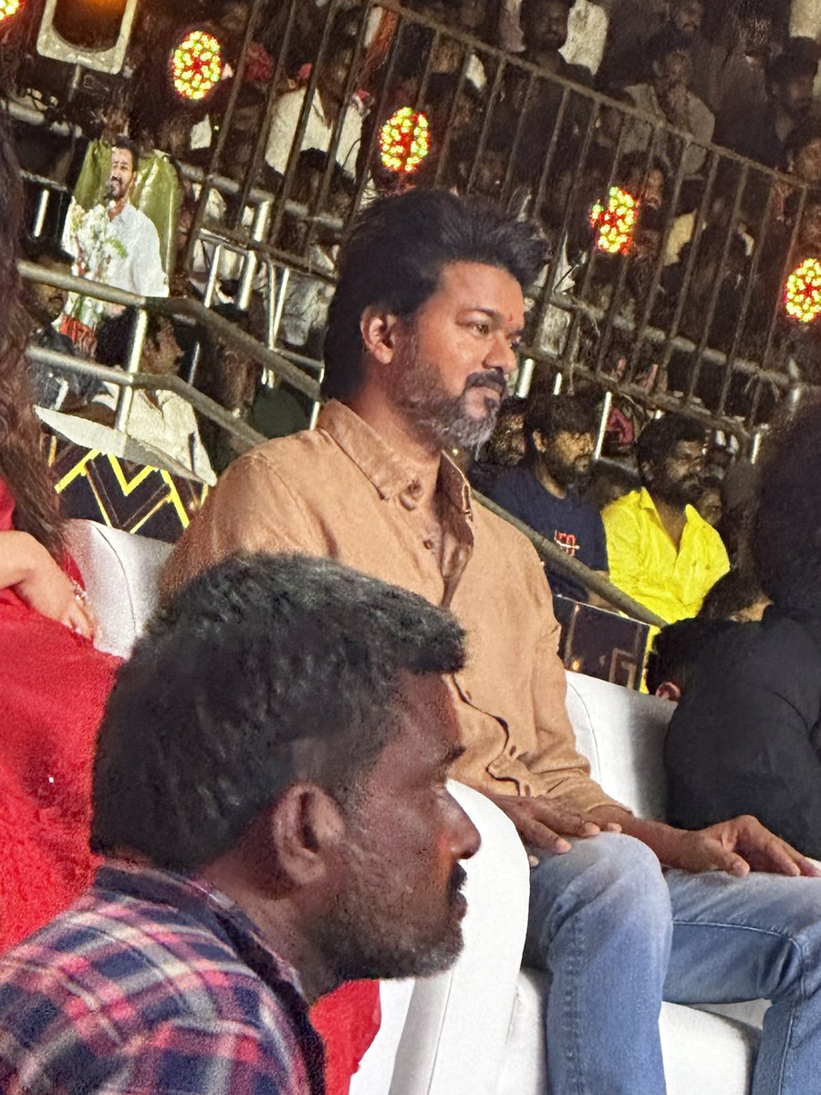 vicky_7111's tweet photo. #LeoSuccessMeet #LeoIndustryHit #ThalapathyViiay #ThalapathiVijay #ThalapathyEntry #LeoSuccesMeet #LeoHits500crores #RoarOfLeo  vera level anna cutieee❤😍❤ https://t.co/1UOJH2ZO1b
