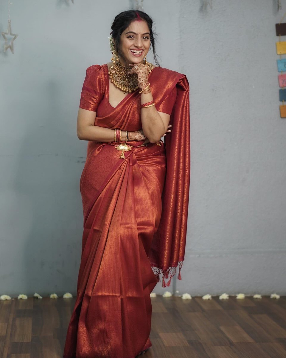 deepikasingh150's tweet photo. Praying for a long and joyful life together. Happy Karwa Chauth โค๏ธโค๏ธ
.
#photography @shahphotostudio
#saree @vastranti
#goldset @atjewellers
#karvachauth #family #fasting #tradion #deepikasingh https://t.co/mB5HlDYkyq