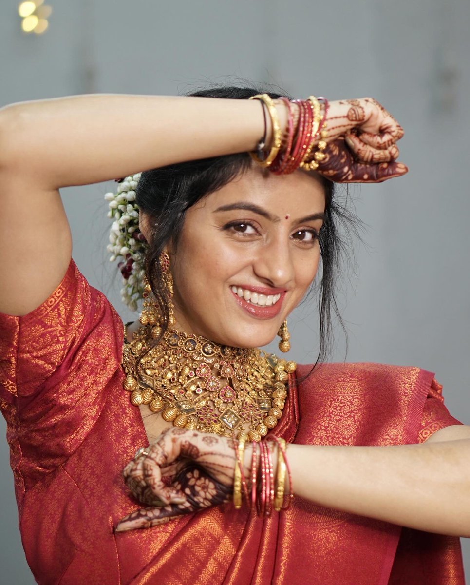 deepikasingh150's tweet photo. Praying for a long and joyful life together. Happy Karwa Chauth โค๏ธโค๏ธ
.
#photography @shahphotostudio
#saree @vastranti
#goldset @atjewellers
#karvachauth #family #fasting #tradion #deepikasingh https://t.co/mB5HlDYkyq