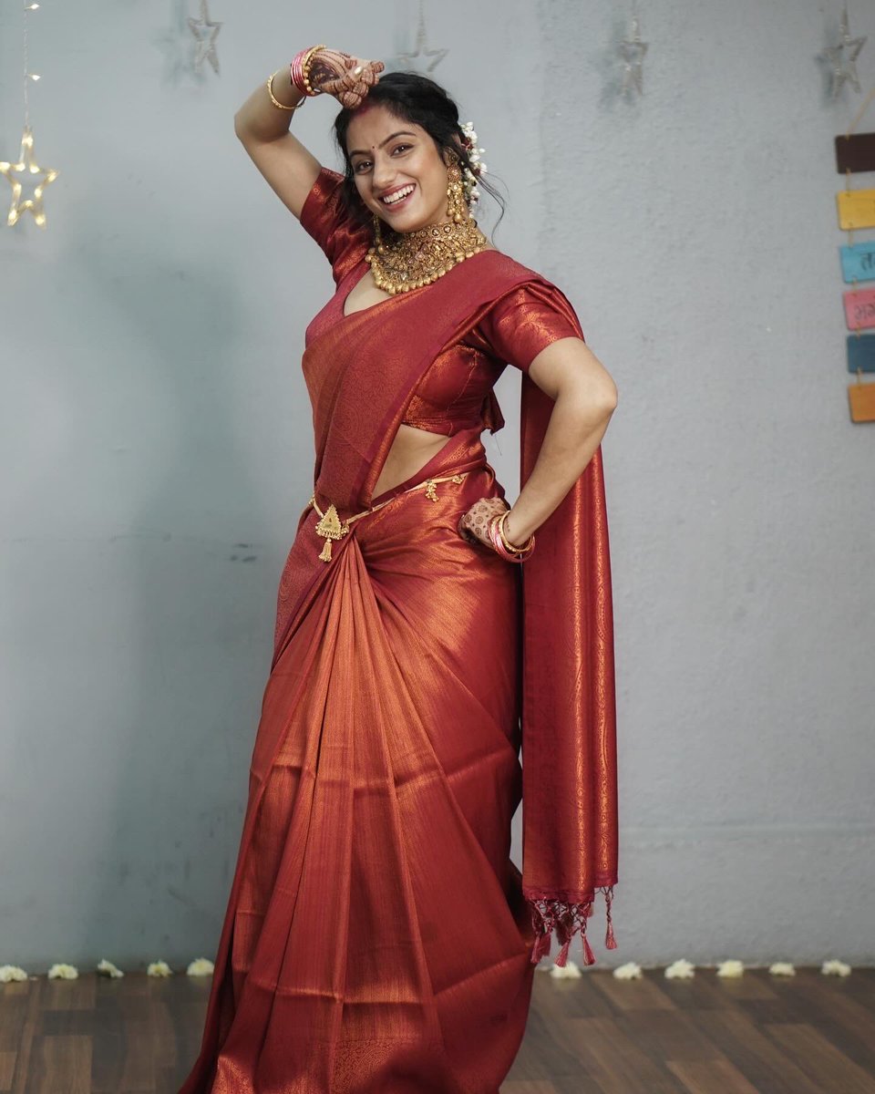 deepikasingh150's tweet photo. Praying for a long and joyful life together. Happy Karwa Chauth โค๏ธโค๏ธ
.
#photography @shahphotostudio
#saree @vastranti
#goldset @atjewellers
#karvachauth #family #fasting #tradion #deepikasingh https://t.co/mB5HlDYkyq