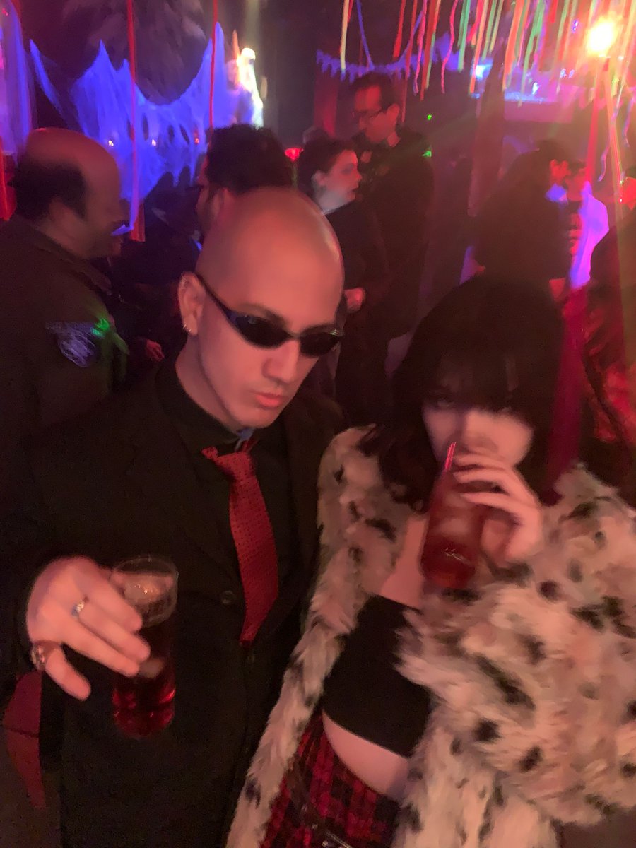 Jinxedmoth's tweet image. vale pero vosotros fuisteis vestidos de Yasu y Nana?