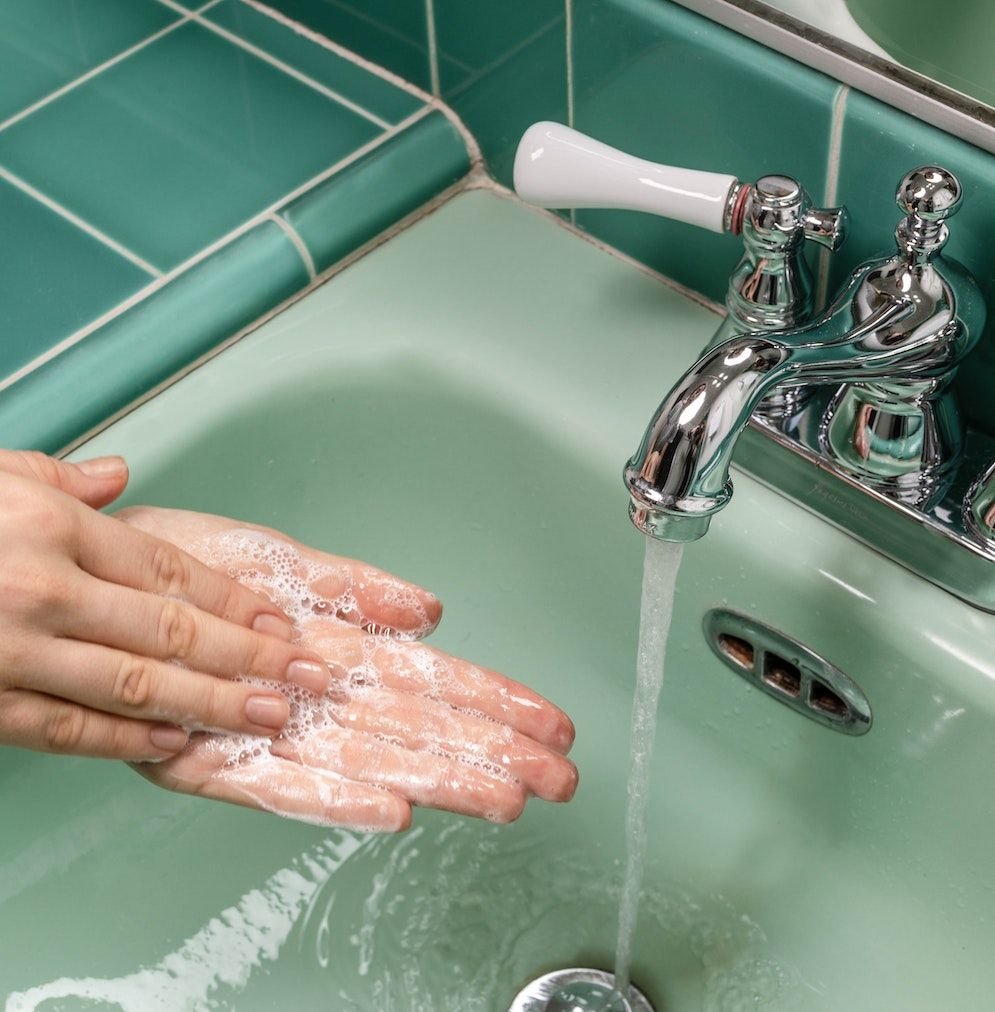 Tvätta händerna ofta och i minst 30 sekunder. Alla har sett uppmaningen hundratals gånger vid det här laget. Vi reder ut hur det funkar, rent kemiskt. vadvivet.se/tval-mot-virus/