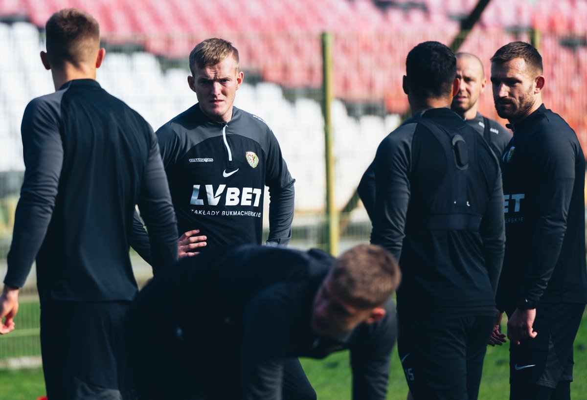 Karol Świderski trenuje ze Śląskiem 🇮🇹

Napastnik otrzymał oficjalną zgodę od swojego klubu na udział w zajęciach drużyny Jacka Magiery, by jak najlepiej przygotować się do zbliżających się meczów reprezentacji Polski 🇵🇱

Miło widzieć we Wrocławiu, Karol 👋