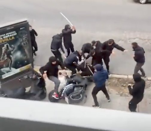 naiz_info's tweet photo. El herido en la agresión previa al Betis-Osasuna es un seguidor rojillo, lo que contradice la versión mayoritaria inicial

https://t.co/yZtG2dyTIE https://t.co/JjUdiq3dgq