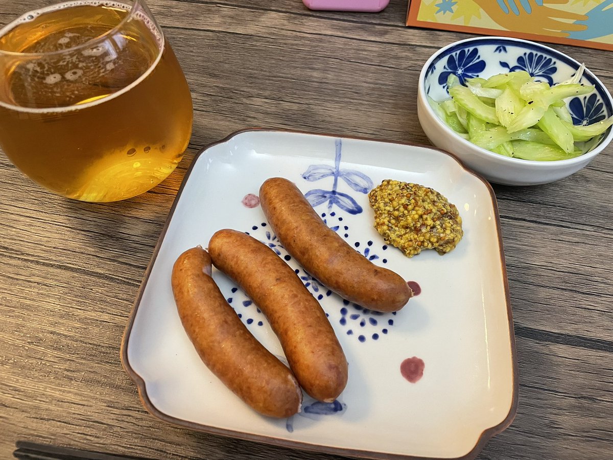 TsukiokaYusuke's tweet photo. 帰宅したら優しい妻が大好物を準備してくれてたので嬉しくなりました。息子が「パパだけズルい！」と抗議したのでこれは可哀想だと思って「いいよ！あげるよ！」と言ったら、妻がすごい剣幕で「ダメ！それ賞味期限だいぶ前に切れてるんだから！」と言いました。ほっこりしました。 https://t.co/crHBklz6np