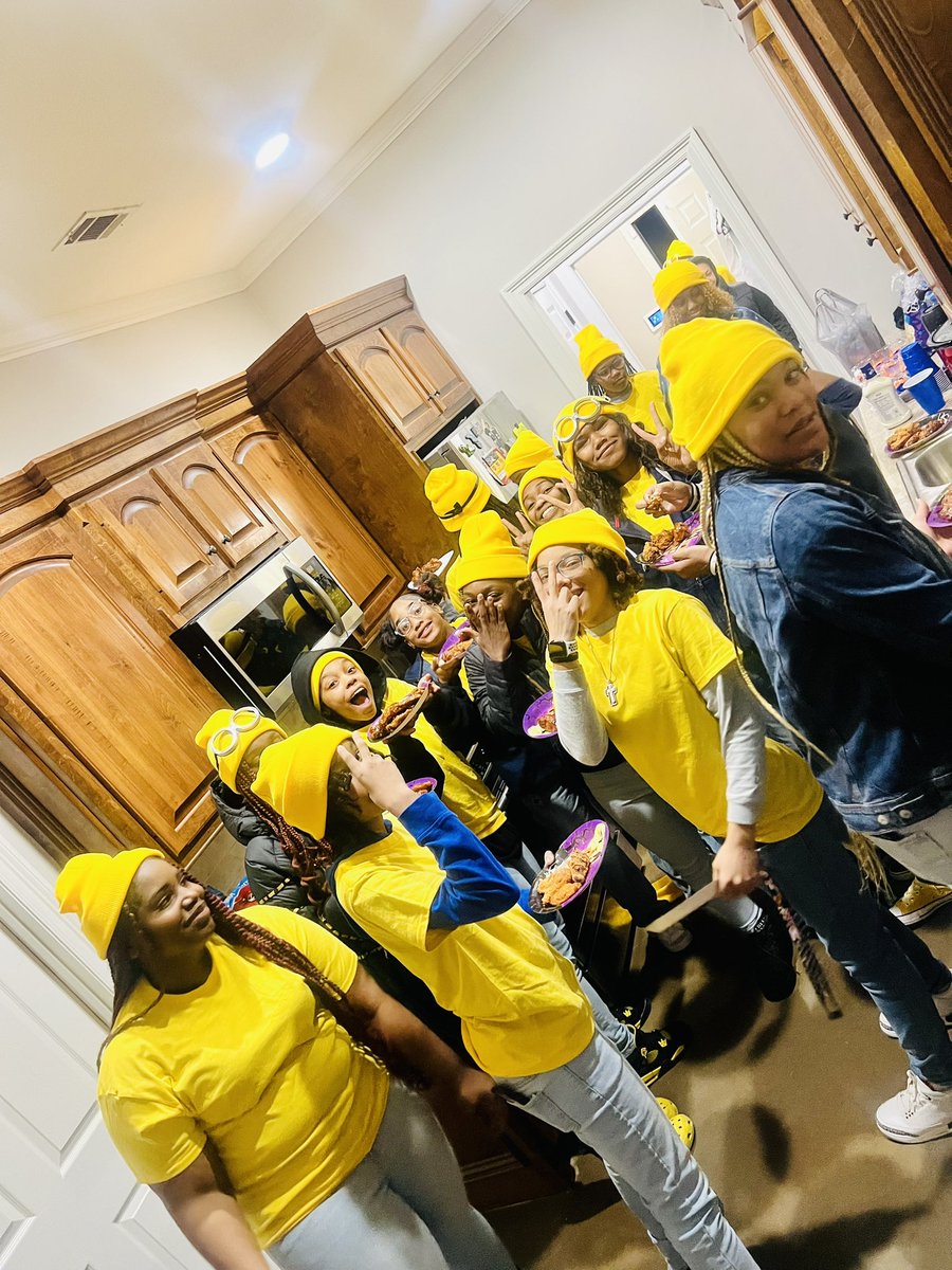 runwladypirates's tweet photo. The Lady Pirates got together for a night of fun on Halloween!! 🎃👻 https://t.co/0Ln3gSEcQv