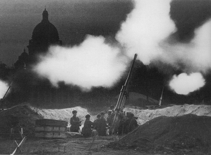 Soviet antiaircraft battery in Leningrad near Saint Isaac's Cathedral, 1941