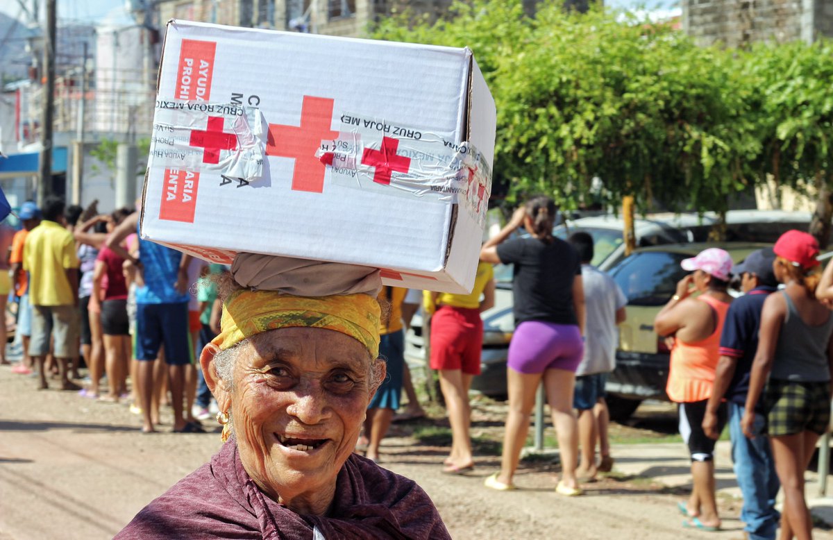 CruzRoja_MX's tweet photo. Cruz Roja Mexicana ha distribuido + de 500 toneladas de ayuda, beneficiando aproximadamente a 165 mil personas en #Guerrero.

En esta ocasión la entrega de solidaridad se realizó en la colonia Colosio, una de las más afectadas de #Acapulco. https://t.co/65BdWs4XC8