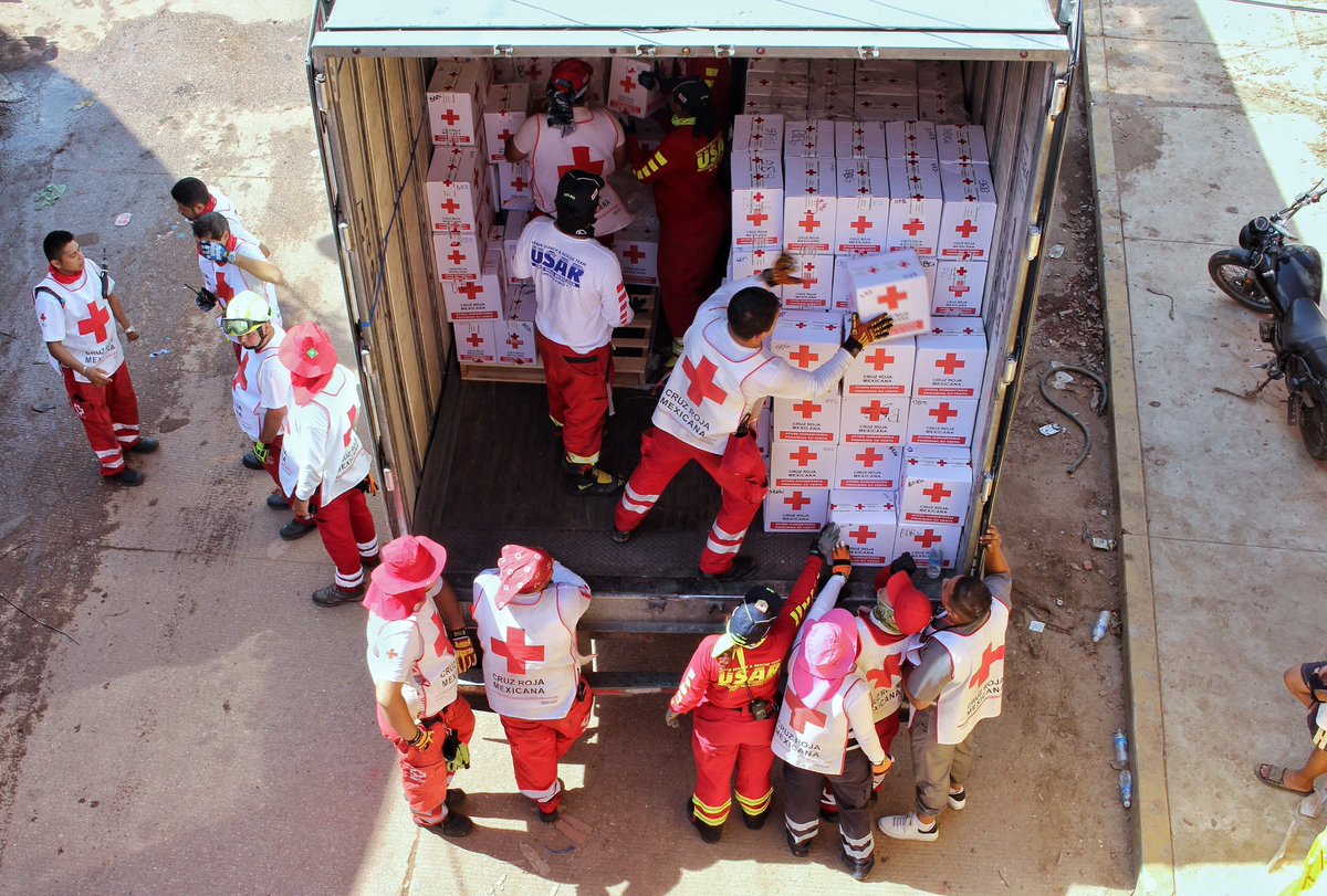 CruzRoja_MX's tweet photo. Cruz Roja Mexicana ha distribuido + de 500 toneladas de ayuda, beneficiando aproximadamente a 165 mil personas en #Guerrero.

En esta ocasión la entrega de solidaridad se realizó en la colonia Colosio, una de las más afectadas de #Acapulco. https://t.co/65BdWs4XC8