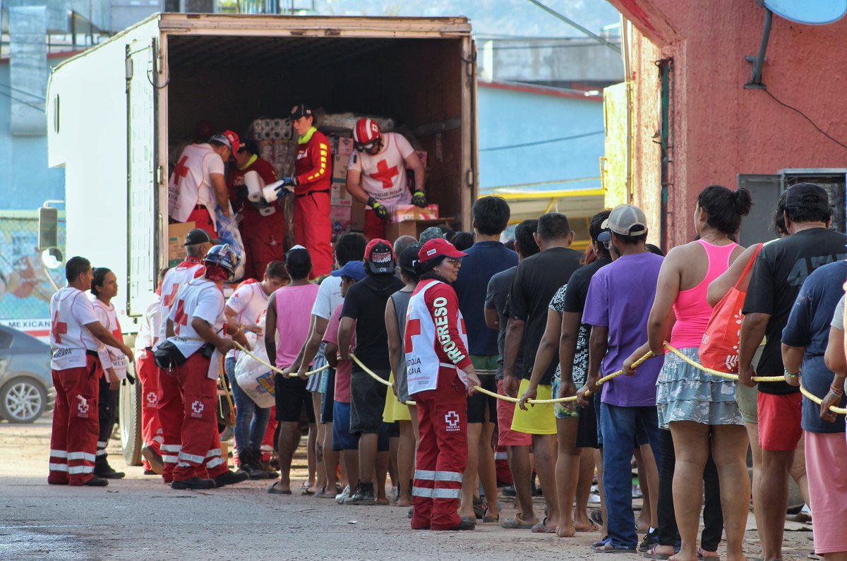CruzRoja_MX's tweet photo. Cruz Roja Mexicana ha distribuido + de 500 toneladas de ayuda, beneficiando aproximadamente a 165 mil personas en #Guerrero.

En esta ocasión la entrega de solidaridad se realizó en la colonia Colosio, una de las más afectadas de #Acapulco. https://t.co/65BdWs4XC8