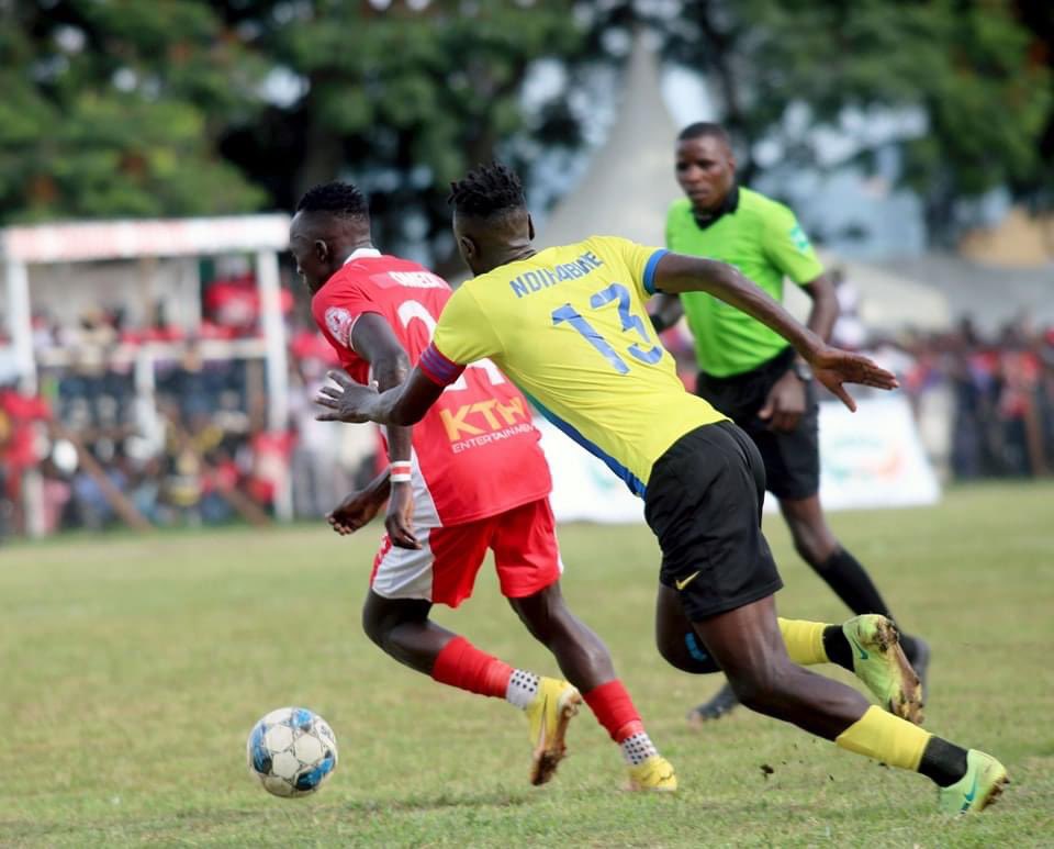 PulseSportsUGA's tweet image. 70" KITARA 0-1 MAROONS 

Denis OMEDI has missed a penalty for Kitara 

NEC 0-3 GADDAFI

BUSOGA 0-1 UPDF 

#PulseSportsUGA #StarTimesUPL #KITMAR #NECGAD #BUSUPDF 📸: @KitarafcHoima