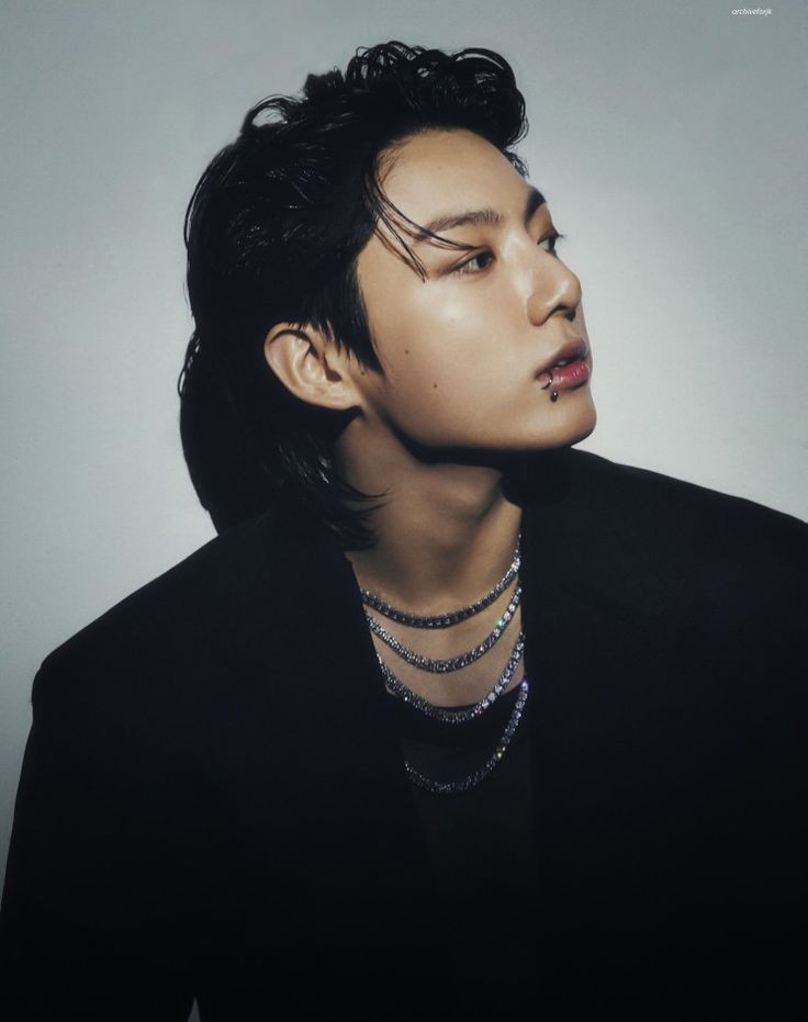 واییی تیزر ام وی STANDING NEXT TO YOU تو کمتر از ۳۰ دقیقه دیگه منتشر میشه

MAIN TRACK MV TEASER SOON 
STANDING NEXT TO YOU MV TEASER IS COMING 
GOLDEN IS COMING 
#GoldenByJungkook