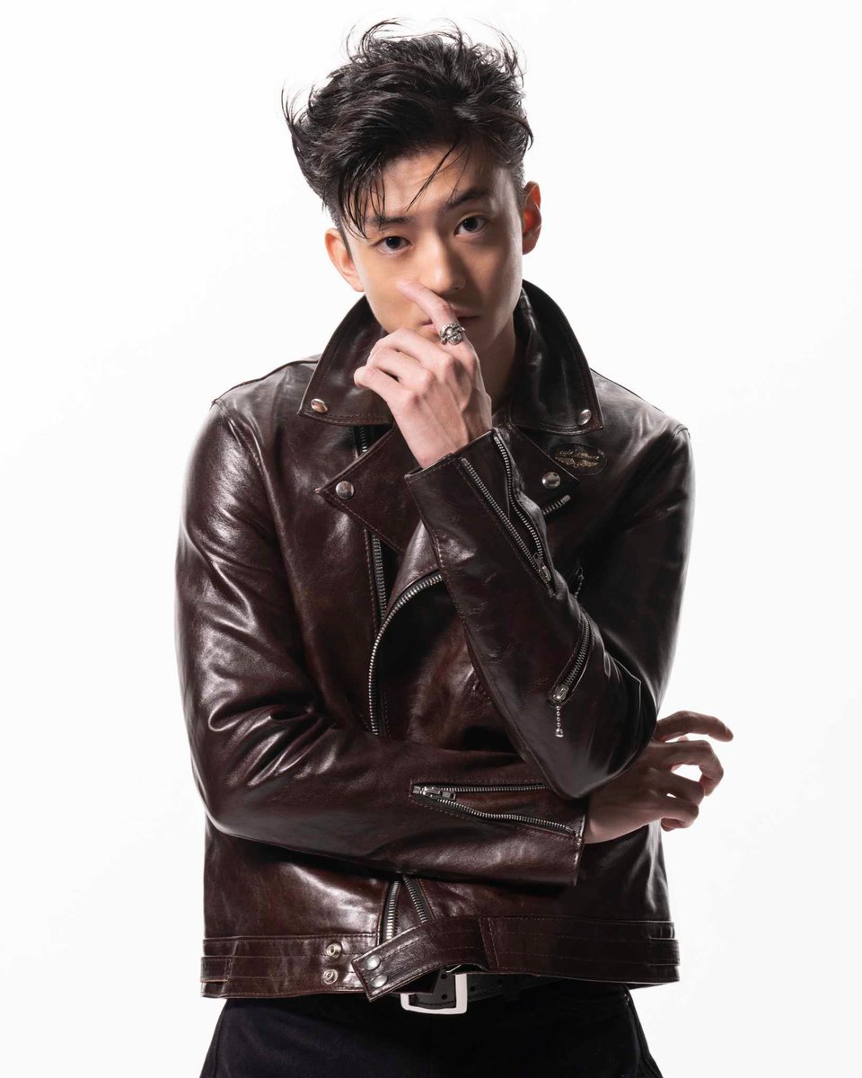 RUDO_magaz's tweet photo. 現代を生きる喜びが奮い立つ
品格に満ちたラグジュアリーレザー
LEWIS LEATHERS

photo:TSUTOMU YABUUCHI
styling:YOHEI SHIBAYAMA
hair &amp; make up:KEN YOSHIMURA
model :KENTARO ITO

#rudo
#伊藤健太郎
#lewisleathers https://t.co/eDYhtZ0mfy