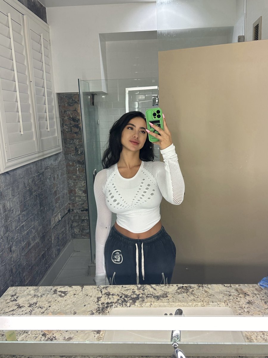 MEL 🦂 tweet media