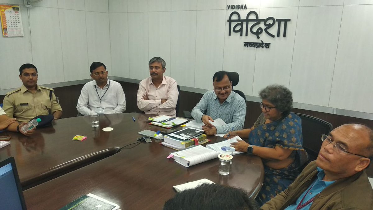 vidishadm's tweet photo. जिले की पांचो विधानसभाओं के लिए नियुक्त तीनों सामान्य प्रेक्षक श्री तन्मय चक्रवर्ती, श्रीमती सुक्तिश्ता भट्टाचार्य, श्री विल्फ्रेड नांगसेज के अलावा पुलिस प्रेक्षक श्री बी जुगल किशोर की उपस्थिति में मतदान कर्मियों का रेण्डमाइजेशन कार्य संपन्न हुआ है।
@CEOMPElections 
@JansamparkMP https://t.co/BpDsqDXTr2