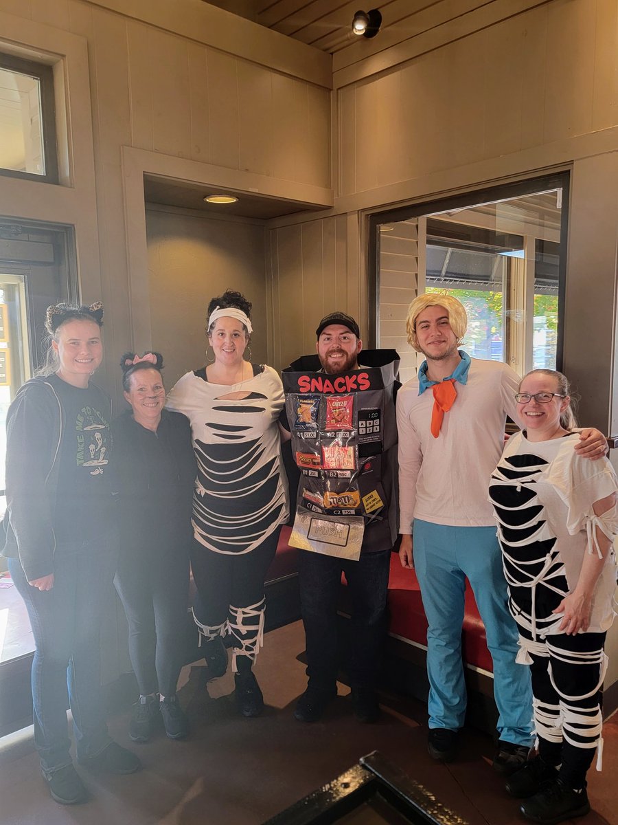 JasonJNoonan13's tweet photo. Another great Halloween with the team! #ChilisLove https://t.co/SaxbrrGA9x