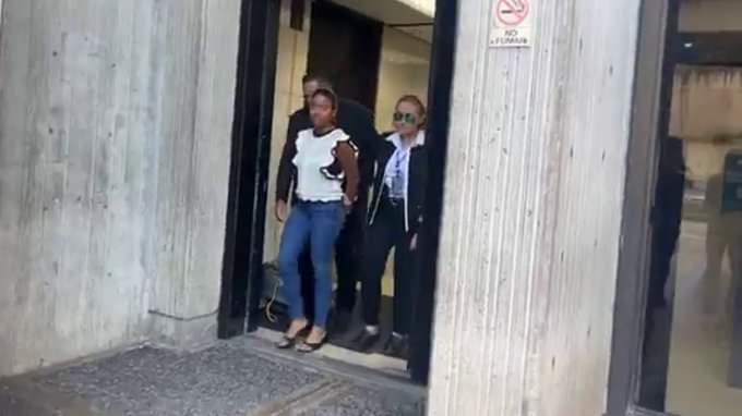 AlgareteRico's tweet photo. #freelisha
LA INFLUENCER, LISHA RAMOS MEJIAS DORMIRA EN LA CARCEL AL NO PODER PAGAR LA FIANZA DE $150,000 MIL IMPUESTA POR UNA AGRESION GRAVE CONTRA OTRA MUJER. https://t.co/iZobdVAdyV