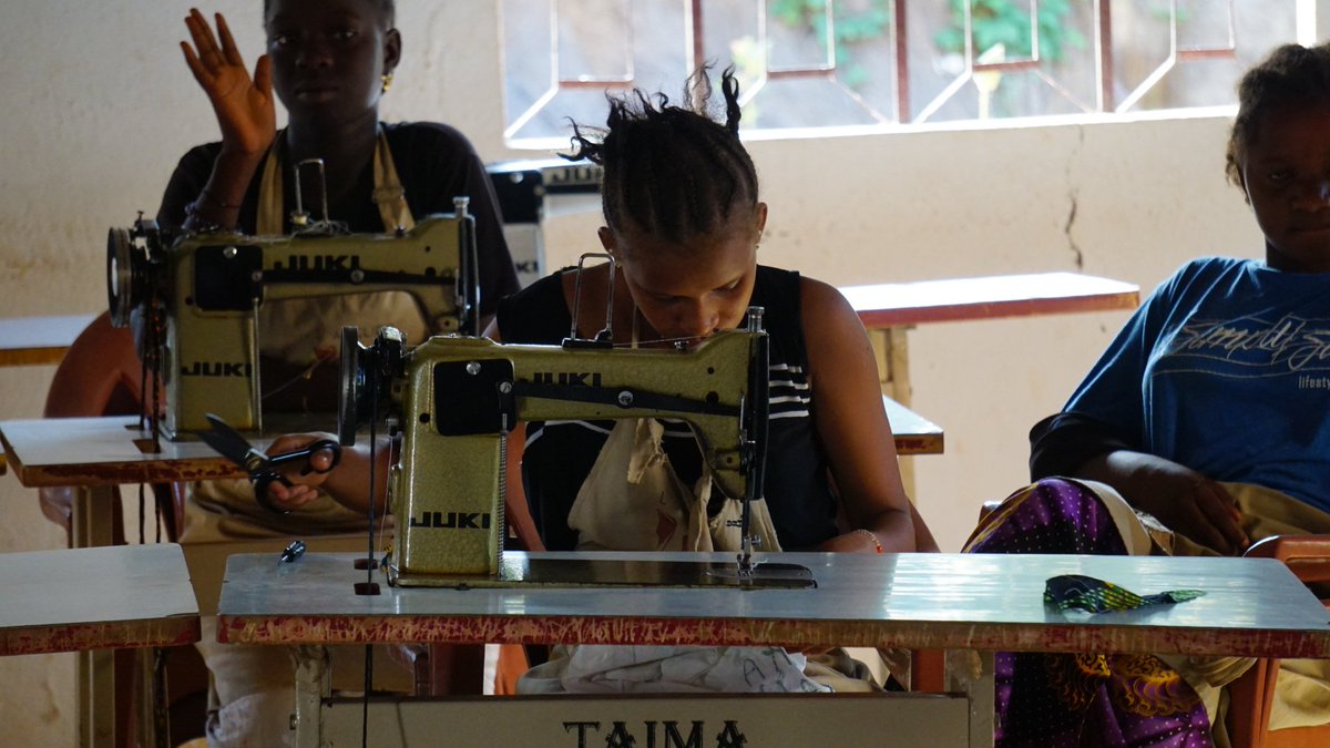 Alpha, nuestro guía y contraparte local en Kédougou, tiene su propia asociación. Acoge mujeres jóvenes y les da comida, alojamiento y un oficio (la costura), todo gratis durante 2 años. El único compromiso: no contraer matrimonio hasta los 22 años. 
Gestos que salvan sociedades.