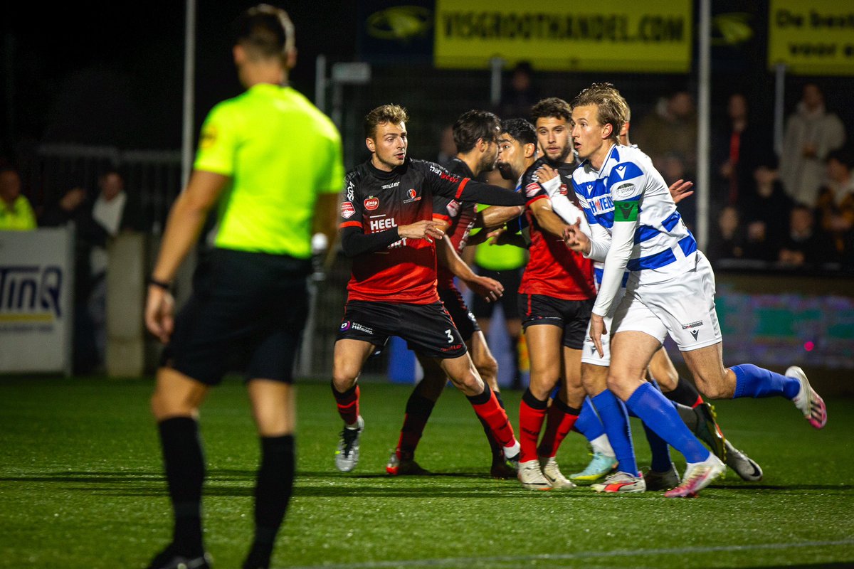 SV_Spakenburg's tweet photo. REPORTAGE | Spakenburg legde een fantastische pot voetbal op de mat in het bekerduel tegen Helmond Sport.
De Blauwen wonnen met 3-1 en gaan daarmee zaterdag weer heerlijk de koker in!
Geniet na met een selectie aan foto’s van de bekerwedstrijd.
#spahel #spakenburg #blauw https://t.co/Vnt1EuCkM4