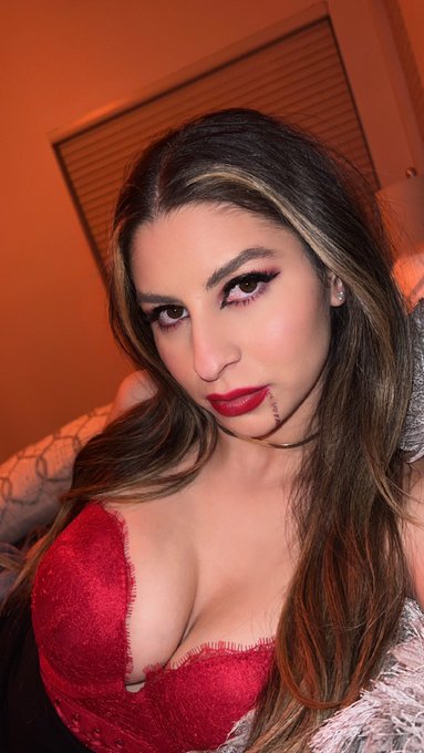 Would you be my willing victim? 🧛🏻&zwj;♀️ https://t.co/AqDQrp41aT