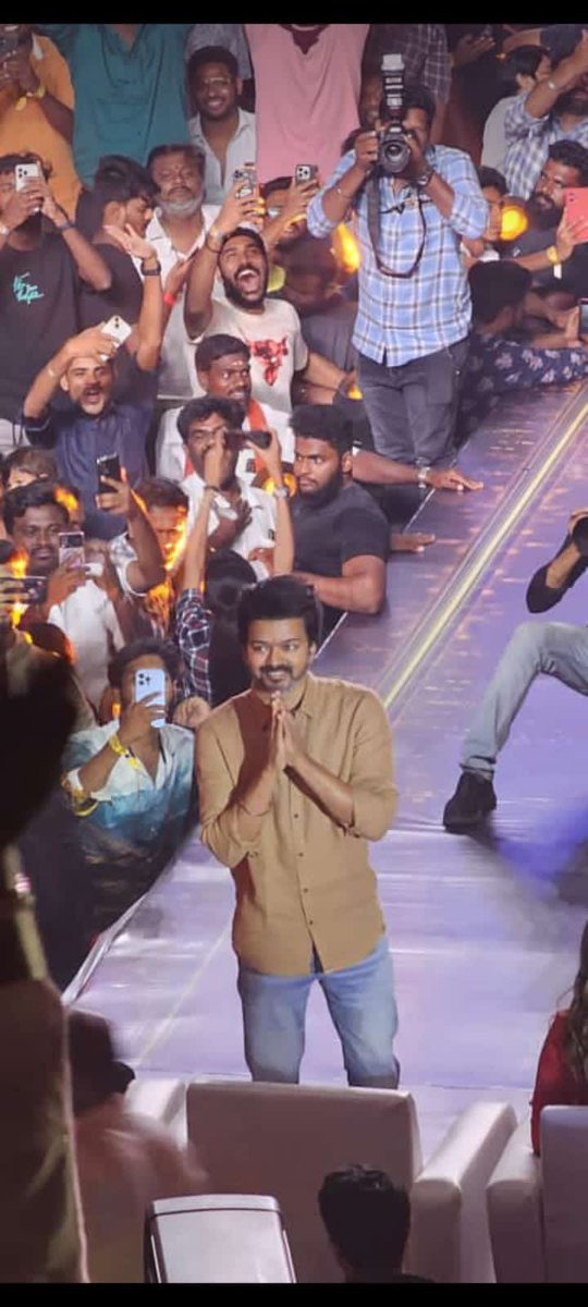 ROCKY245500's tweet photo. THE SMILE❤️❤️❤️❤️
THALAPATHY VIJAY😍🔥❤️❤️
@actorvijay
#ThalapathySpeech #LeoSuccessMeet #LeoDisaterMeet #LeoDisasterMeet #ThalapathyViiay #LokeshKanakaraj #Leo2 #Anirudh #LeoAudioLaunch https://t.co/AYiKklo8jv