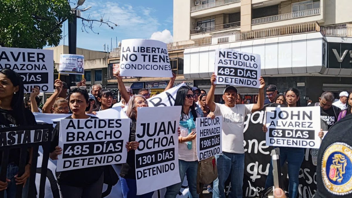 LIBÉRENLOS | #1Nov | 📸 | Organizaciones defensoras de DDHH, familiares y amigos de presos políticos, gremios estudiantiles, universitarios y sindicatos, exigieron la libertad de todas las personas encarceladas injustamente por defender derechos.  #LibertadParaTodos.