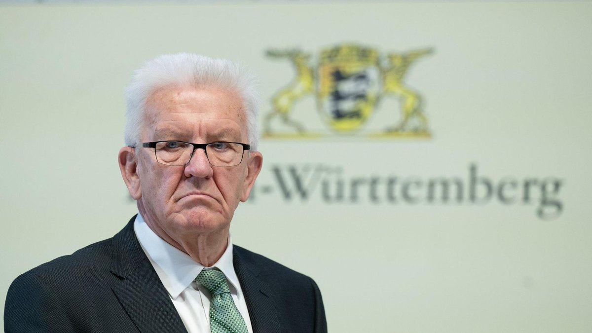 StrobelErich's tweet photo. @janejane24 @Zwirbele Ich warte jetzt erstmal ab, was aus der Anzeige vom BaWü Ministerpräsi wird, weil ich ihn ausdrücklich mit einem Wortspiel von seinem Namen an seine unrühmliche Vergangenheit erinnert habe, als er noch Studentenführer war. 🙄 Es scheint doch viele #Tabus zu geben in 🇩🇪. 🤔🧐 https://t.co/YVionoBRMv