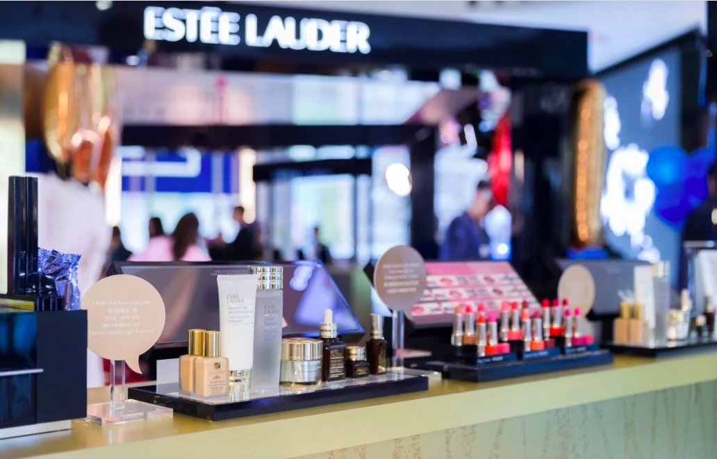 Estée Lauder Cos. cuts full-year forecast, hard hit by China slow-down

cpp-luxury.com/estee-lauder-c… 

#EsteeLauder #EsteeLauderCo #ELCompanies #luxury #luxurybeauty #beauty #fragrances #perfumery #skincare #makeup #retail #luxuryretail @EsteeLauder