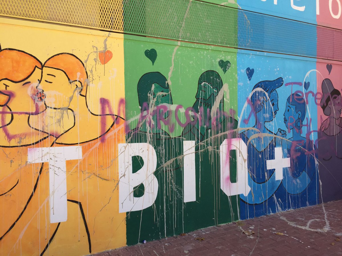 juandepca's tweet photo. #Huelma, mi pueblo, primer municipio de la Andalucía rural que celebró el #Orgullo,amaneció con símbolos nazis e insultos homófobos sobre el mural #LGBTIQ+. Pido a Alcaldesa igual rapidez en reparación que su compañero de @popular y Alcalde de #Sevilla con pintada #PalestinaLibre https://t.co/i6zdpJiWfg